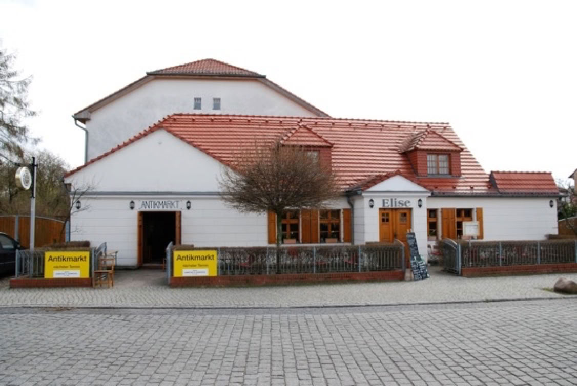 Auf mehr als 200m² Ausstellungsfläche präsentieren wir Ihnen aufgearbeitete, wohnfertige Möbel aus verschiedenen Epochen. 